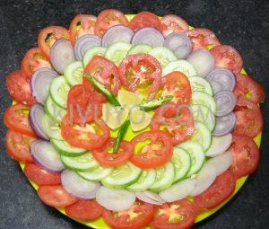 Urembo wa Saladi ya Matunda kwa vitunguu na nyanya